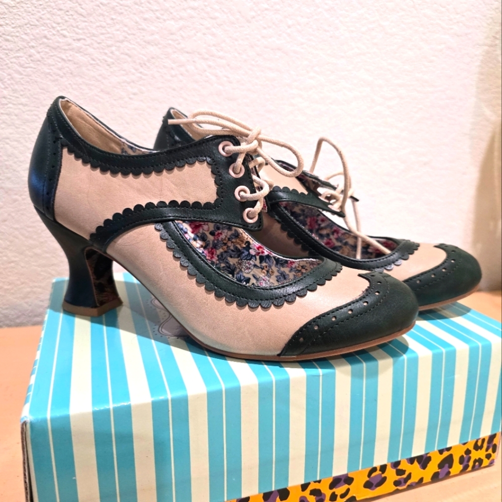 Bettie Page VINTAGE STYLE shoes. Great Condition